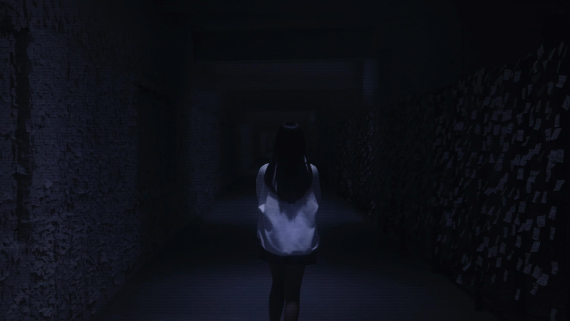 Silent Hill: The Short Message screenshot of Maya in the middle of a dark room