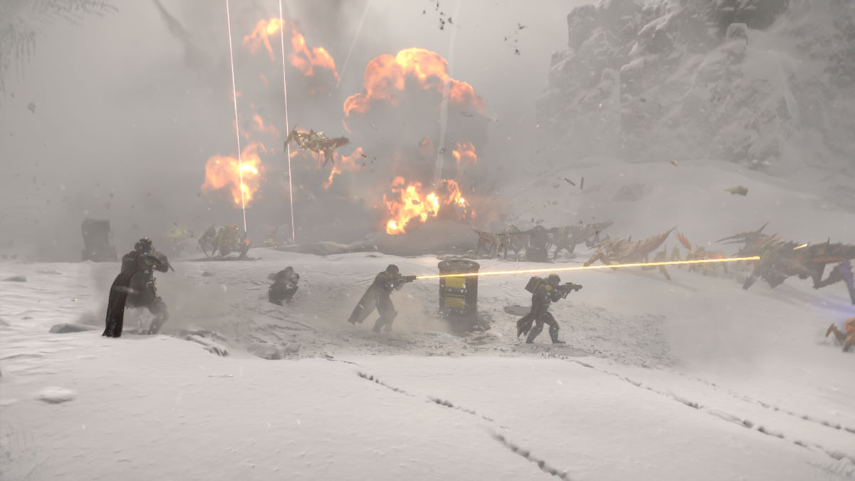 Helldivers 2 team fight in snow